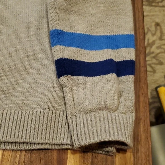 Disney store adorable Mickey Mouse crew sweater excellent 7/8 - Picture 6 of 8